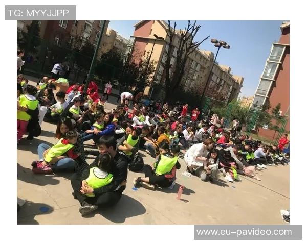 幼儿双人足球小游戏乐趣无限促进亲子互动与团队合作能力提升 幼儿双人足球小游戏乐趣无限促进亲子互动与团队合作能力提升