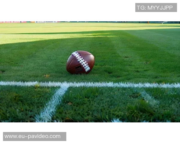 足球赛时间从来不受限于场地和天气的影响，激情永远在绿茵场上燃烧